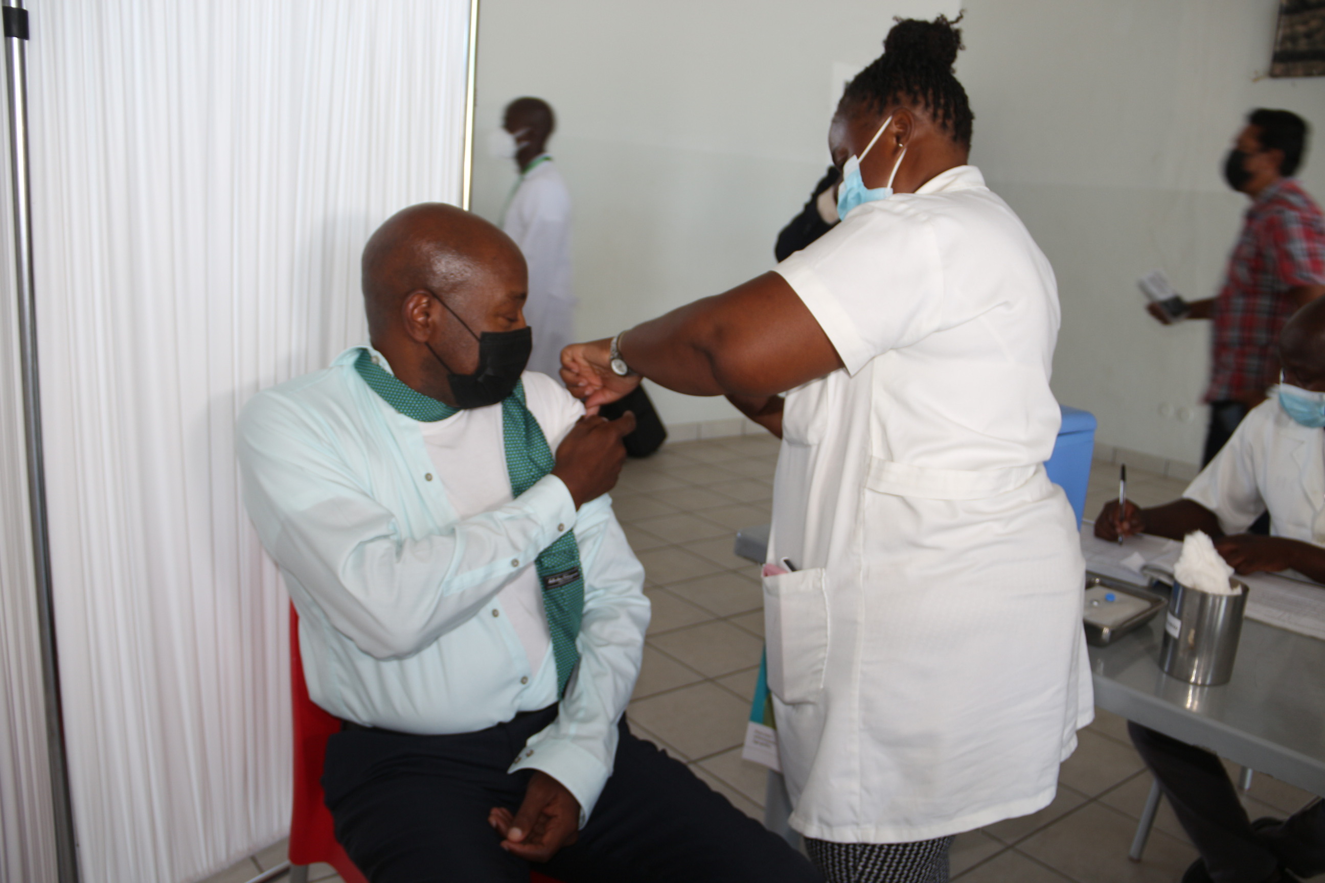 Ministro Magala toma vacina de reforço contra a COVID-19